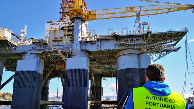 La plataforma petrolífera Ocean Confidence atraca en el muelle de Poniente del Puerto de Almería