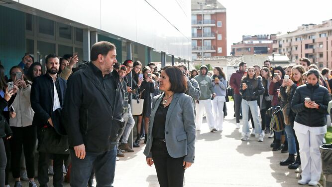 El ex vicepresidente del 'Govern' Oriol Junqueras, charla con la vicerrectora del campus de Manresa, Silvia Mas, el pasado 3 de marzo.