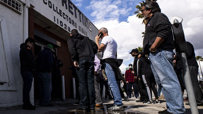Compradores hacen cola frente a una tienda de armas en Los Ángeles.