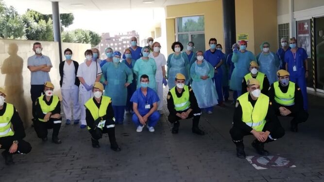 La Unidad Militar de Emergencias junto a los sanitarios de Urgencias del Hospital Universitario Torrecárdenas de Almería
