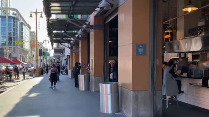 Momento de uno de los vídeos que circulan por YouTube caminando por las ciudades.