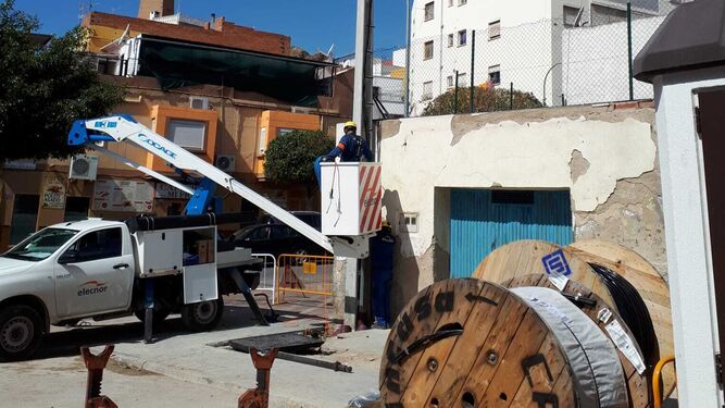 Trabajos para instalar la nueva 'caseta de la luz' en El Quemadero