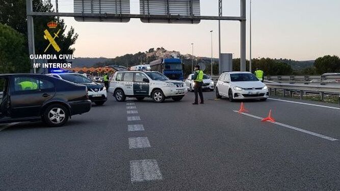 La Guardia Civil denuncia a dos personas cuando pretendían circular viajando uno de ellos en el maletero del vehículo