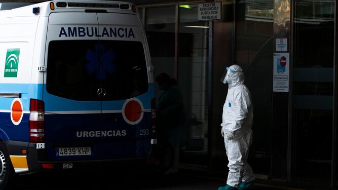Una ambulancia traslada a pacientes sospechosos de Covid-19 a Urgencias.