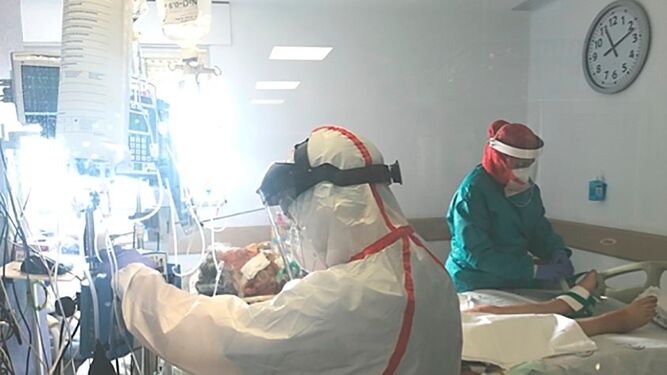Interior de la UCI del Hospital Universitario Torrecárdenas donde los profesionales atienden a un paciente infectado con coronavirus que ha tenido que ser intubado para que una máquina le ayude a respirar.