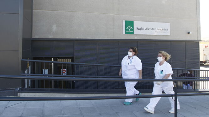 Dos trabajadoras del personal sanitario de Torrecárdenas