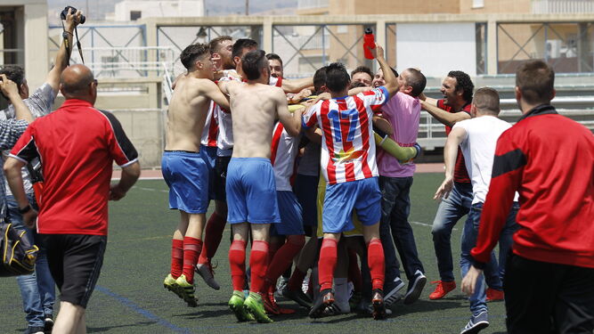 Imagen de los jugadores celebrando el ascenso del Poli Almería a Tercera en la 2017-2018.