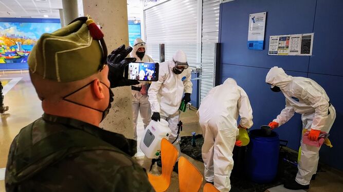 Una decena de legionarios llevan a cabo tareas de desinfección en el Puerto de Almería