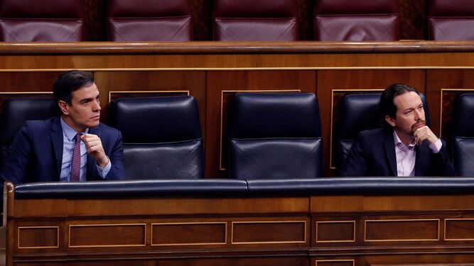 Pedro Sánchez y Pablo Iglesias, este miércoles, durante la sesión de control al Gobierno en el Congreso de los diputados.