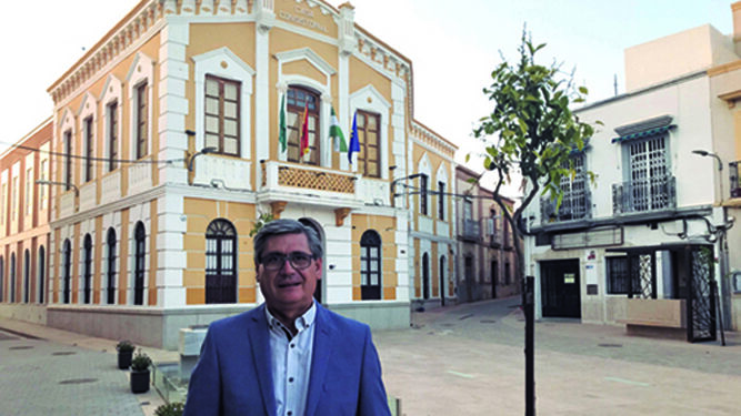 Juan Manuel López, alcalde de Pechina, frente a la Casa Consistorial.