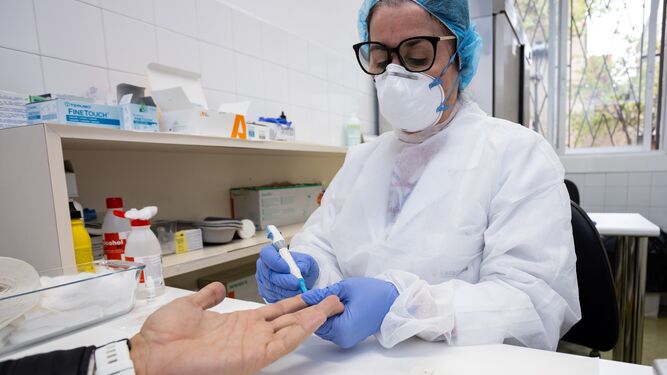 El aumento de los test de coronavirus es clave para que España cumpla los requisitos para salir del confinamiento de la OMS.