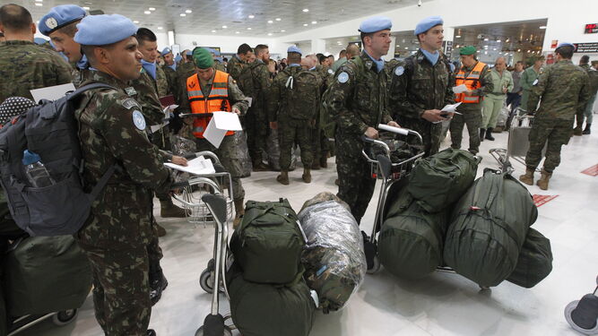 Legionarios en el aeropuerto antes de iniciar la rotación en Líbano