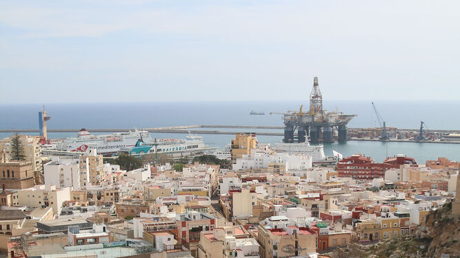 El Puerto de Almería desde una vista privilegiada y con el cielo pulcro.