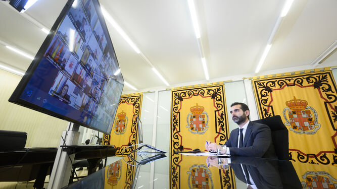 Videoconferencia del alcalde de Almería con Pedro Sánchez.