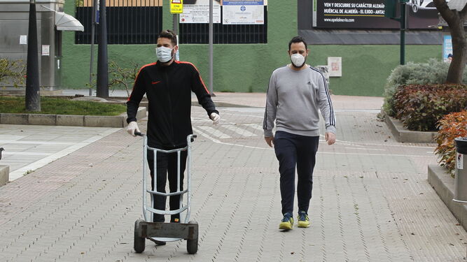 Dos ciudadanos por las calles de Almería con mascarillas.