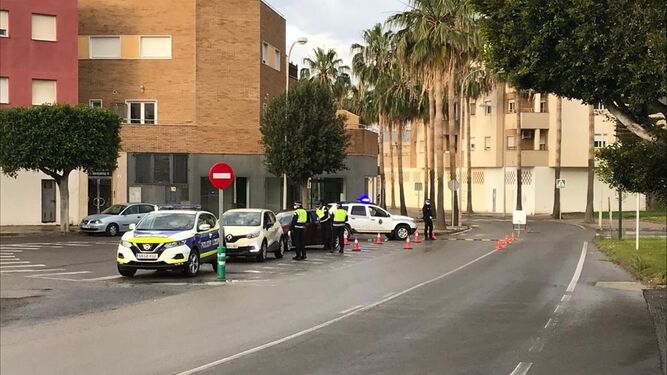 Control de la Policía Local en la entrada de Balerma.