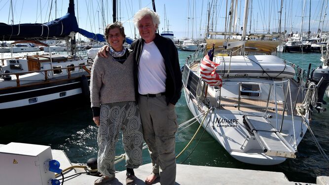 Los suizos Natalie y Hans Peter, junto al  velero en el que pasan la cuarentena en Almerimar.