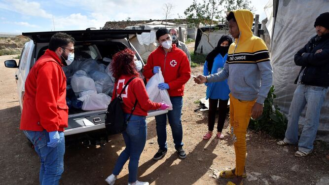 Los voluntarios y técnicos de Cruz Roja atienden a los inmigrantes.