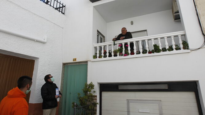 Ismael Gil, alcalde, conversa con Francisco Portero, que se asoma desde el balcón.