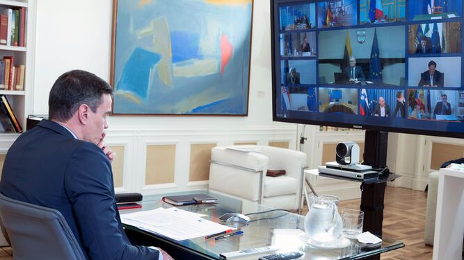 Pedro Sánchez, presidente del Ejecutivo de España, participa en la cumbre telemática de jefes de Estado y de Gobierno de laUE, ayer.