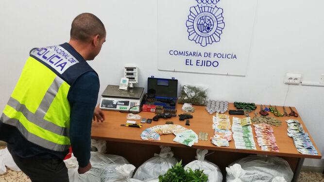 Detenidos cinco miembros de un clan de Vícar acusados de traficar con marihuana en el Poniente