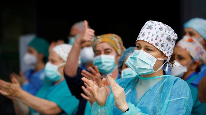 Sanitarios aplauden en uno de los hospitales andaluces.