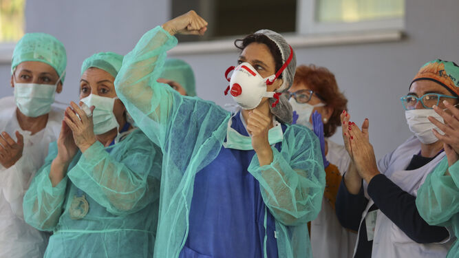 Sanitarios durante un minuto de aplausos en un hospital andaluz.