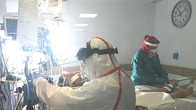Sanitarios de la UCI de Torrecárdenas atendiendo a un paciente de la UCI.