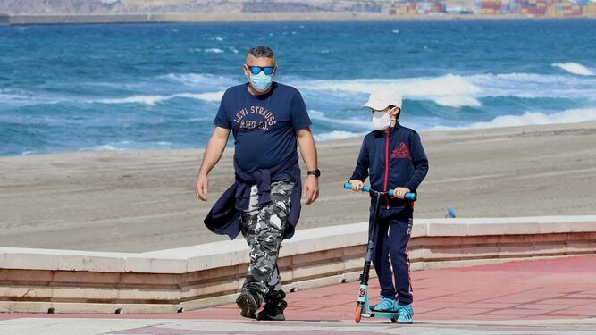 Fotogaleria Los ni&ntilde;os de Almer&iacute;a ya pasean con sus bicis y patinetes junto a la playa
