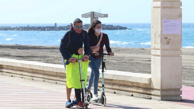 Fotogaleria Los ni&ntilde;os de Almer&iacute;a ya pasean con sus bicis y patinetes junto a la playa