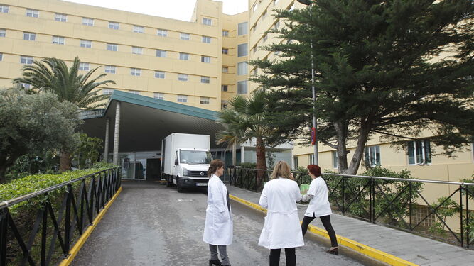 Sanitarios en la entrada al hospital de Torrecárdenas de la capital donde se han registrado el mayor número de infectados por coronavirus de la provincia.