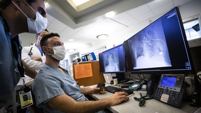 Facultativos durante el visionado de radiografías donde se puede ver el daño en los pulmones que causa la COVID-19
