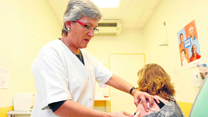 Una doctora realizando la vacunación antes de decretarse el estado de alarma