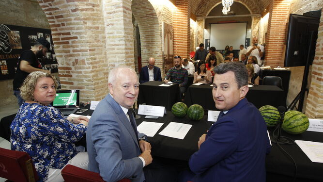 Piedad Coscollá, responsable de Marketing de Anecoop, Joan Mir, director general de Anecoop, y Alejandro Monzón, presidente de Anecoop, durante la presentación en Almería el año pasado.
