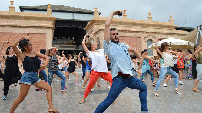 El ‘flashmob’ de Daniel Doña recordó a Paco de Lucía en plena calle.