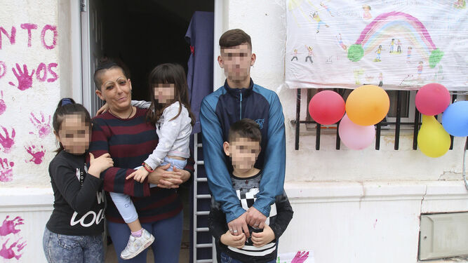 Lucía con sus cuatro niños, en la casa en la que viven de okupas en plena Carretera de Sierra Alhamilla.