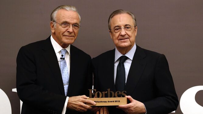 El presidente de La Caixa, Isidro Fainé, recibe el premio Forbes a la Filantropía en 2018.