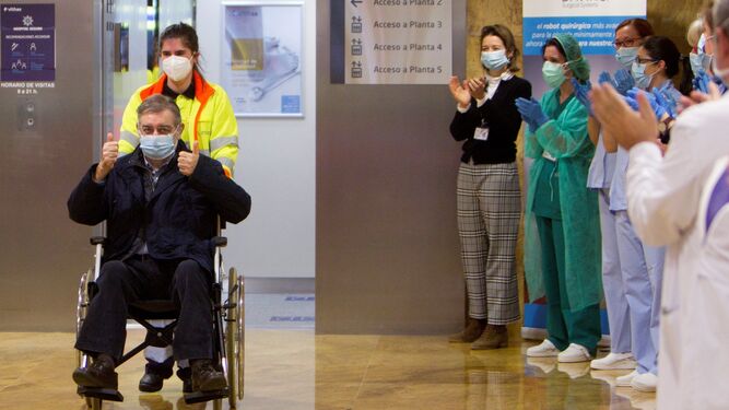 Un paciente de coronavirus saluda tras recibit el alta el jueves pasado en el hospital Vithas Fátima de Vigo.