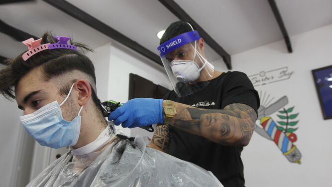 Las peluquerías de Almería abrieron este lunes con medidas de seguridad excepcionales.