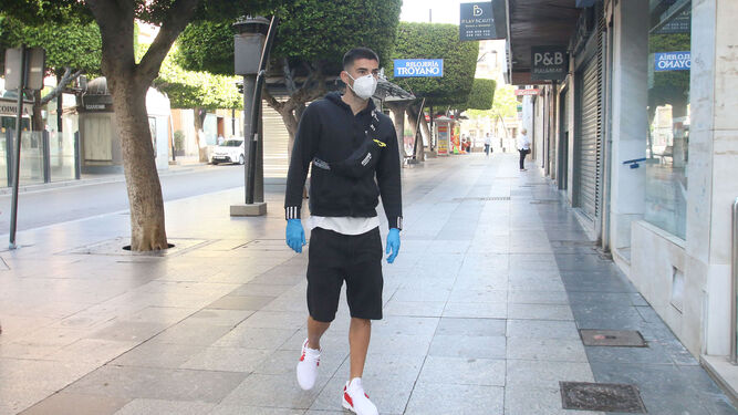 Enzo Zidane protegido con mascarilla y guantes al llegar al laboratorio