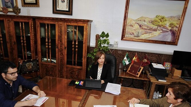 La alcaldesa junto al concejal de Promoción Económicca y la edil de Agricultura.