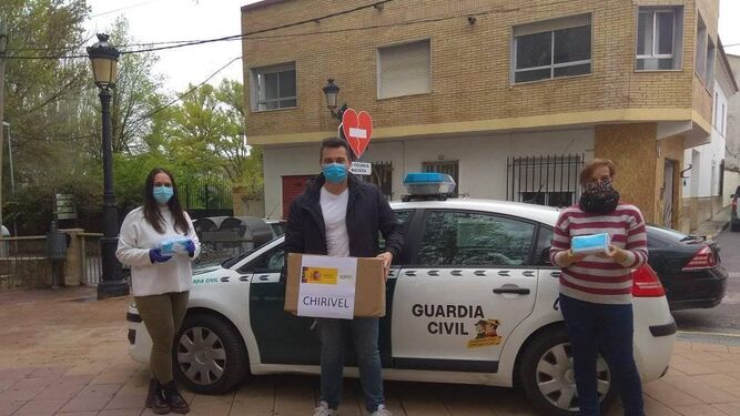 El alcalde de Chirivel con una caja de mascarillas para repartir.