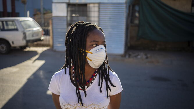 Una joven con mascarilla en Sudáfrica.