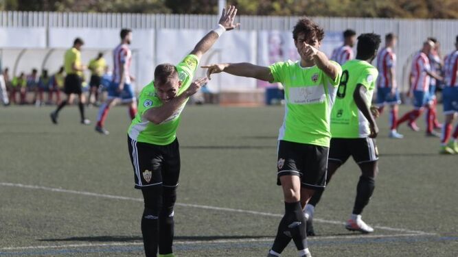 Dani Albiar -derecha- festeja un gol junto a Rubén Enri