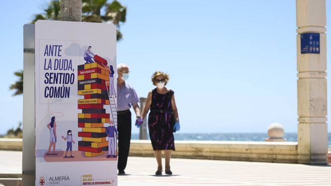 Uno de los carteles ubicado en el Paseo Marítimo de Almería.