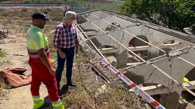 El alcalde de Huércal de Almería, Ismael Torres, visita el inicio de las obras en el lavadero de Los Peñoncillos
