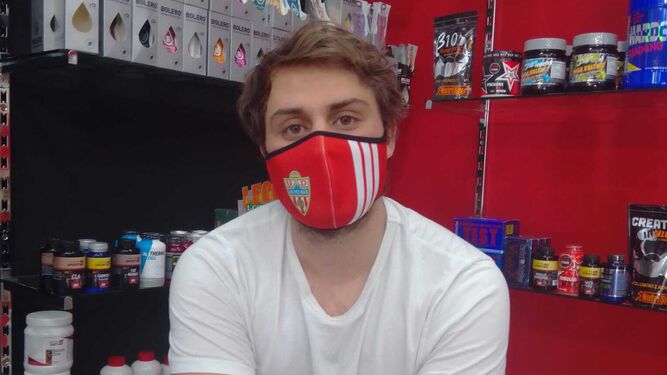Daniel López, en su tienda ‘Victustore’ en Mataró, con la mascarilla.