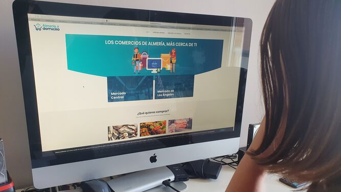 La página web 'almeriaadomicilio.es' se ha convertido en el escaparate virtual gratuito más importante en la ciudad para los comercios que sirven sus productos a domicilio.