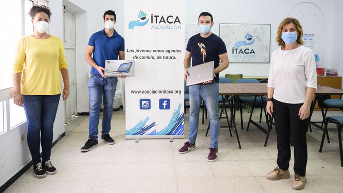 El Ayuntamiento gestiona la donación de dos ordenadores a la asociación Ítaca