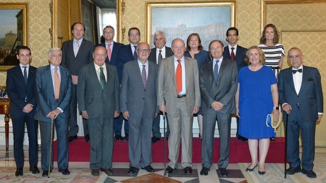 La Asociación Taurina Parlamentaria en una visita con el rey Juan Carlos I en el Palacio de Oriente.
